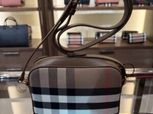 BURBERRY OUTLET 6870