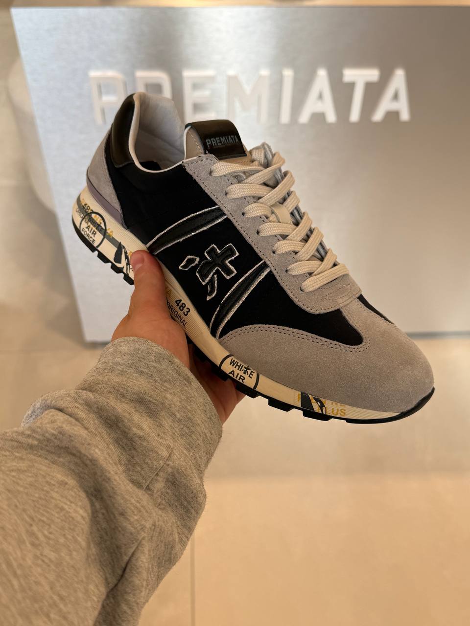 PREMIATA 19833