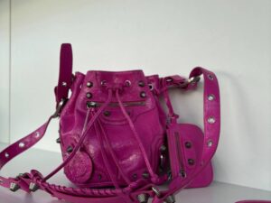 Кожаная сумка-ведро с заклепками LEATHER