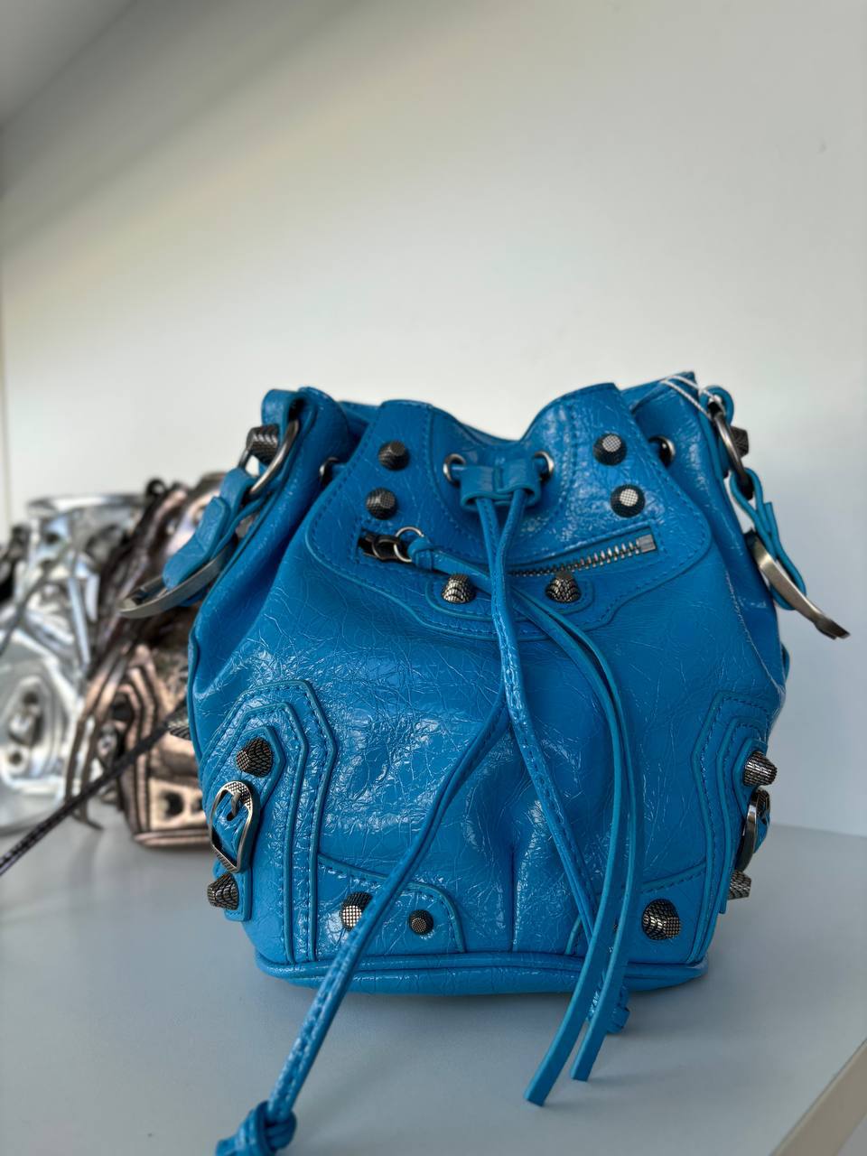 Кожаная сумка-ведро с заклепками LEATHER