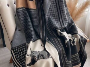 Палантин женский с принтом LEATHER — фото 1 Палантин женский с принтом LEATHER