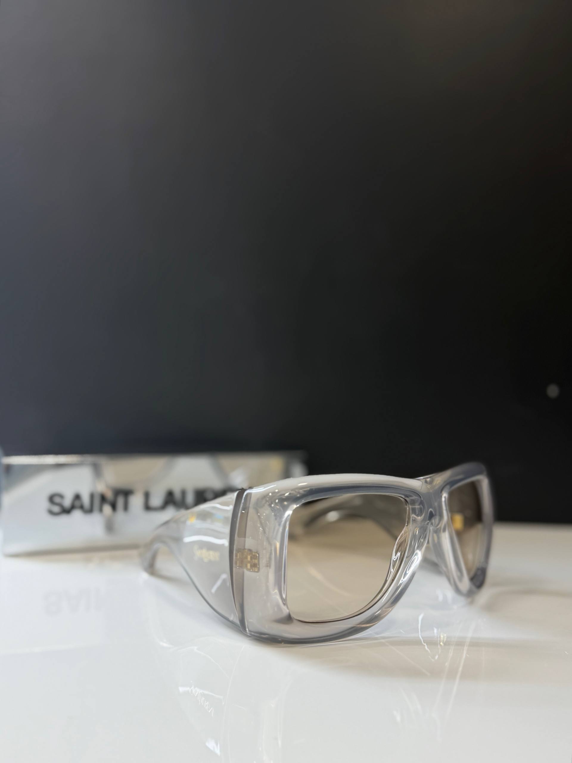 Очки солнцезащитные Saint Laurent