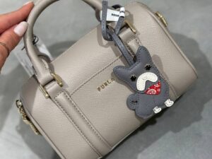 Кожаная мини-сумка Furla Cindy — фото 1 Кожаная мини-сумка Furla Cindy