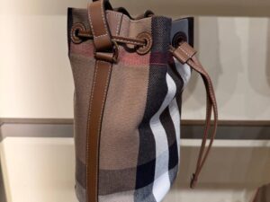 Сумка-ведро Burberry в клетку BURBERRY