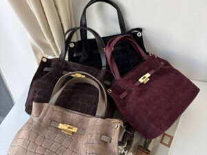 Замшевая сумка с тиснением LEATHER — фото 1 Замшевая сумка с тиснением LEATHER