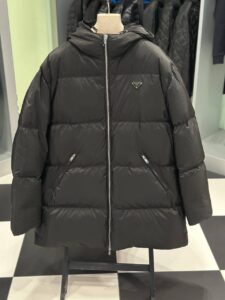 Пуховик Prada черный Prada Outlet