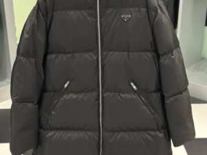 Пуховик Prada черный Prada Outlet