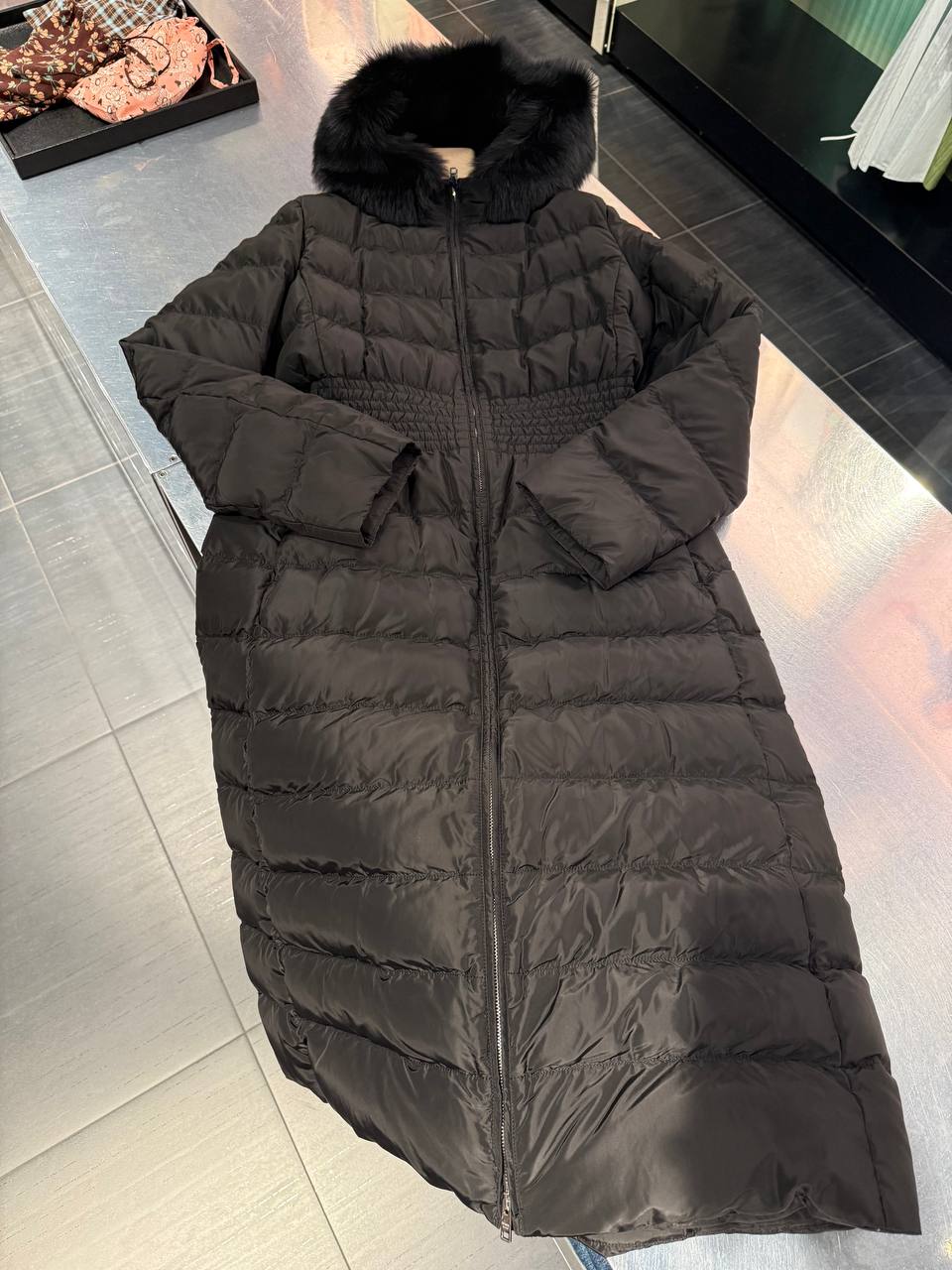 Пуховик длинный Prada с мехом