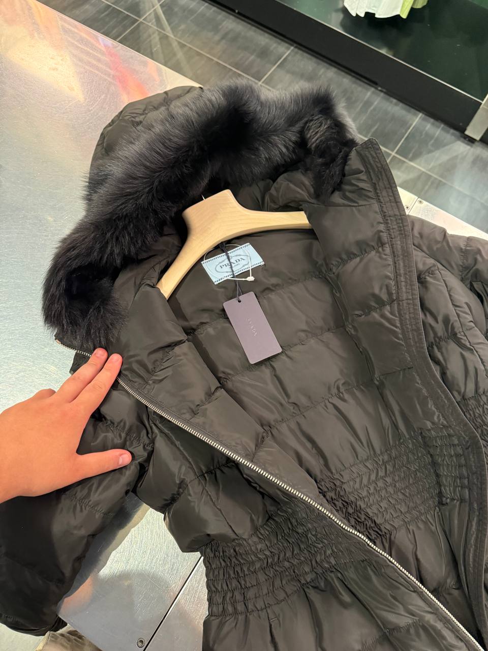 Пуховик длинный Prada с мехом