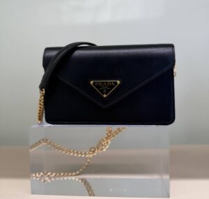 Сумка на цепочке Prada Prada