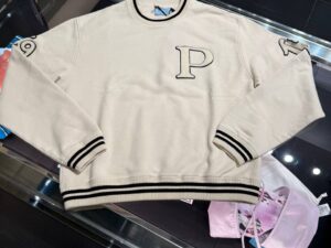 Свитшот Prada в стиле колледж