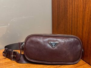 Кожаная поясная сумка Prada Prada