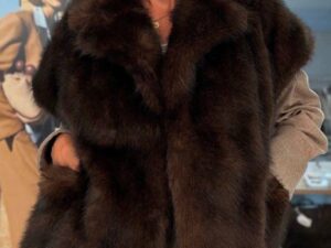 Меховой жилет шоколадного цвета MaxMara