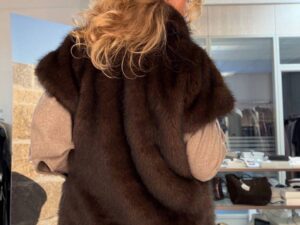Меховой жилет шоколадного цвета MaxMara