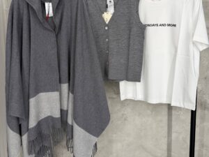 Пончо трикотажное с капюшоном MaxMara