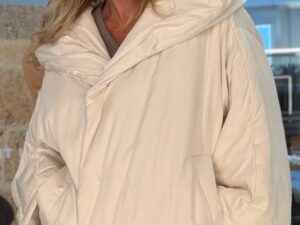 Куртка женская объемная молочная MaxMara