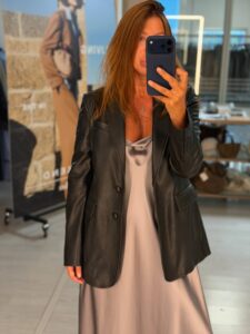 Кожаный пиджак черного цвета MaxMara