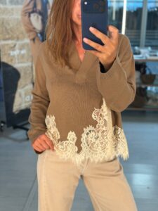 Джемпер женский с кружевом MaxMara