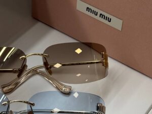 Очки солнцезащитные Miu Miu