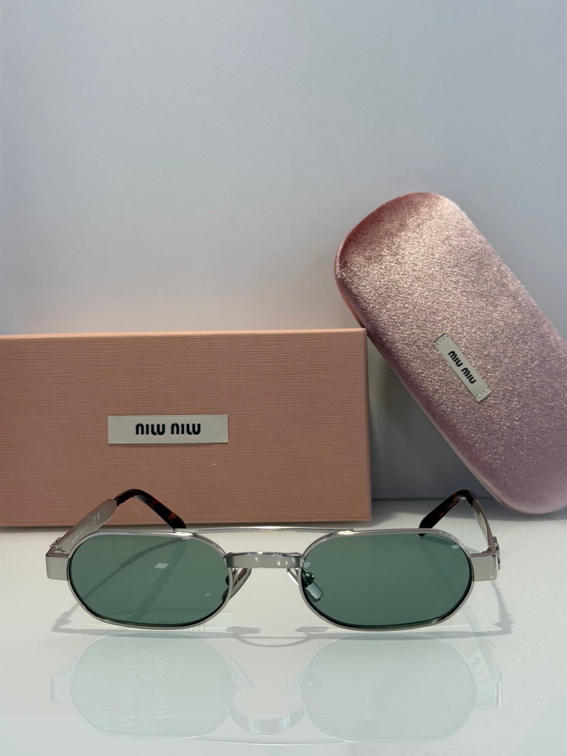 Очки солнцезащитные Miu Miu