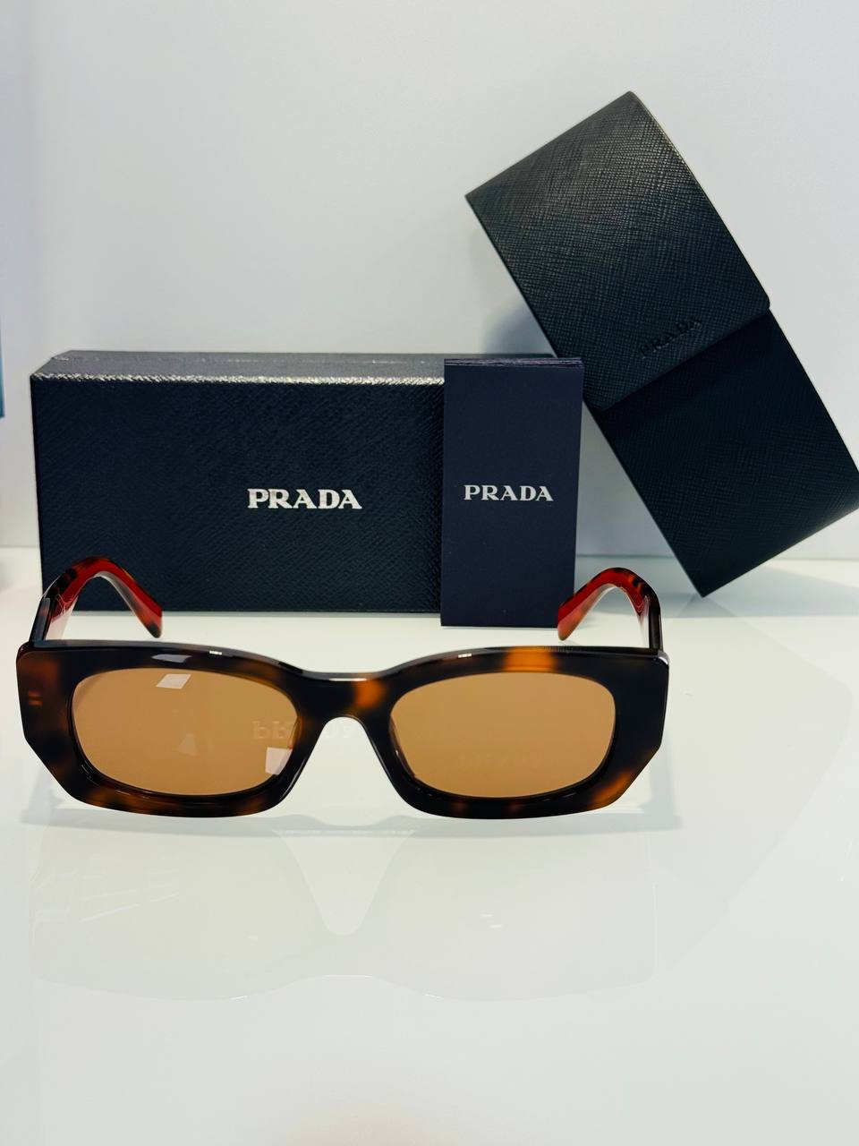 Очки солнцезащитные Prada