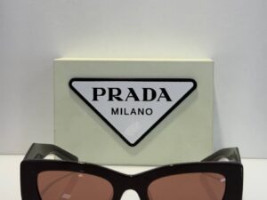 Солнцезащитные очки Prada