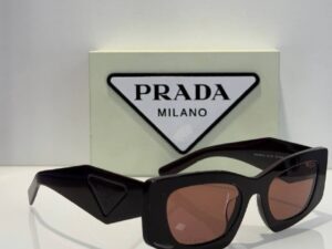 Солнцезащитные очки Prada