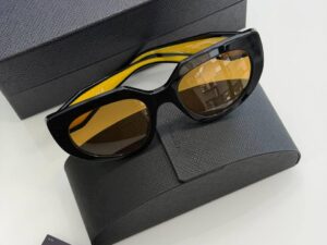 Очки солнцезащитные Prada