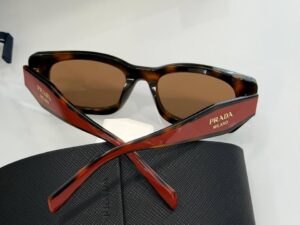 Очки солнцезащитные Prada 2