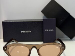 Солнцезащитные очки Prada