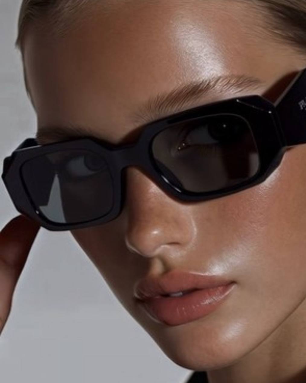 Солнцезащитные очки Prada Symbole
