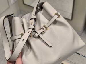 Кожаная сумка Furla Aura