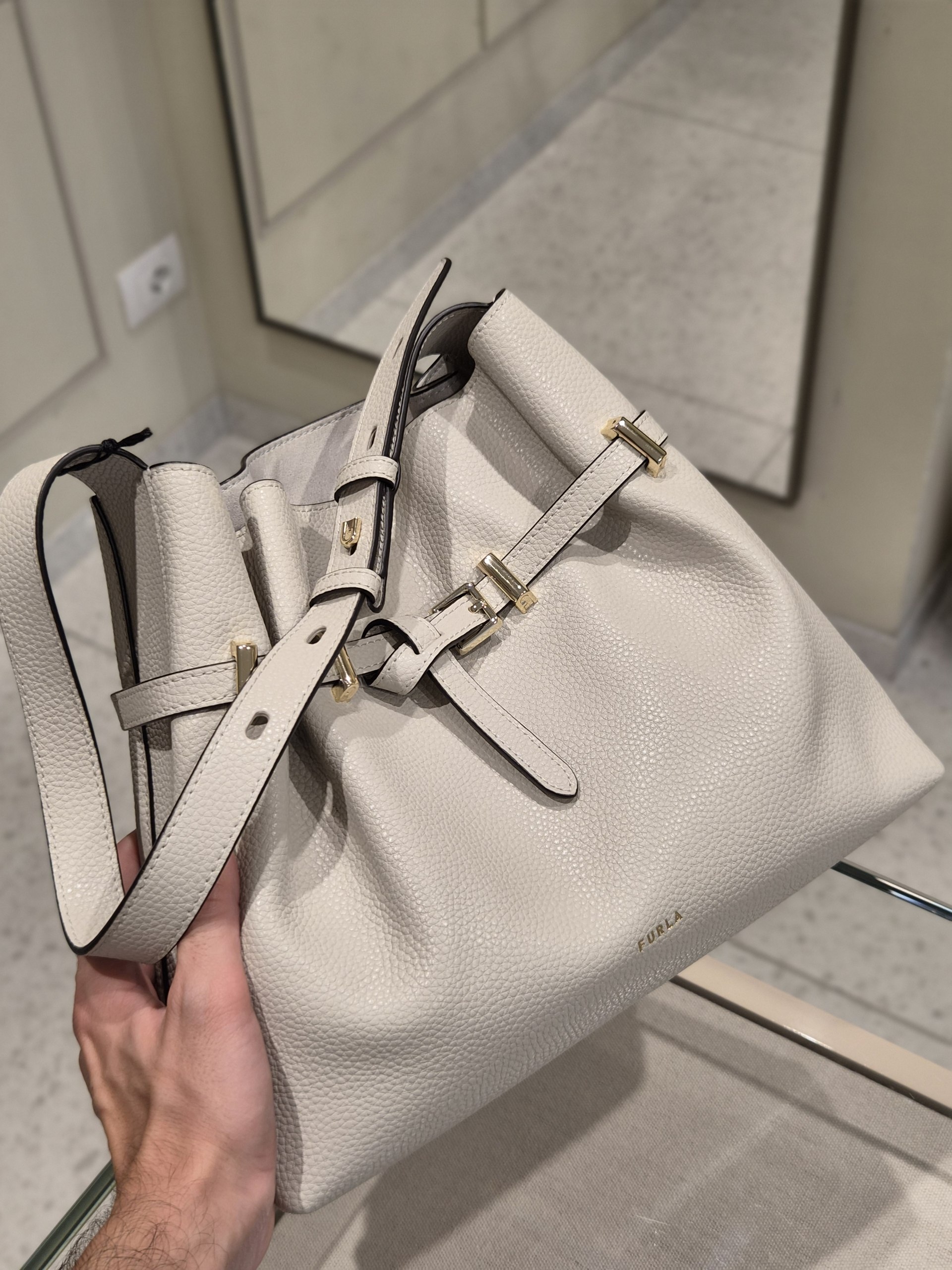 Кожаная сумка Furla Aura
