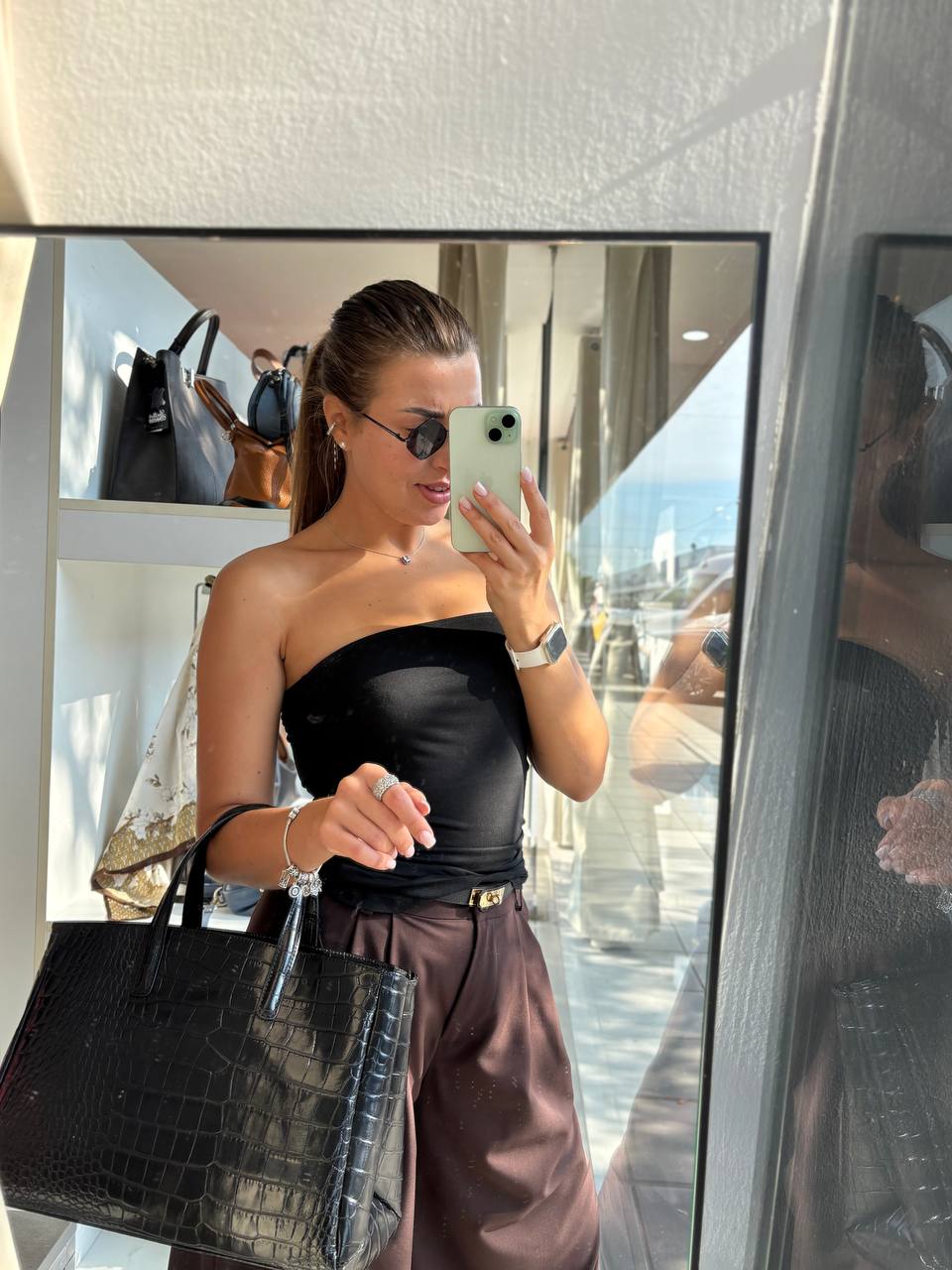 Сумка тоут с тиснением LEATHER