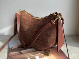 Замшевая сумка хобо LEATHER COUNTRY