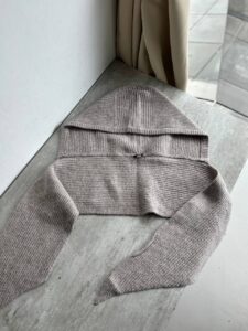 Вязаный капор-капюшон с шарфом LEATHER