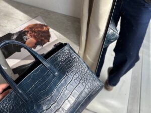 Кожаная сумка-тоут с тиснением LEATHER
