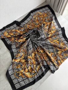 Женский платок с барочным узором