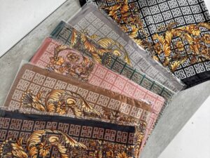 Женский платок с барочным узором