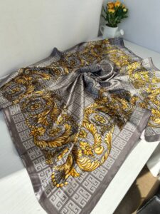 Шарф женский с барочным узором