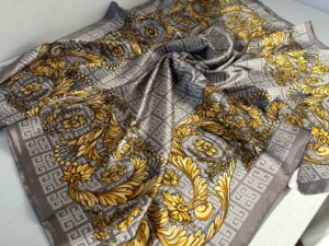 Шарф женский с барочным узором