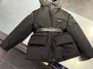 Пуховик женский черный Prada Outlet