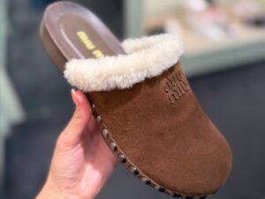 Сабо замшевые с овчиной Miu — фото 1 Сабо замшевые с овчиной Miu