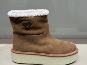 Замшевые ботинки с мехом Prada