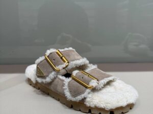 Сабо женские Prada с овчиной