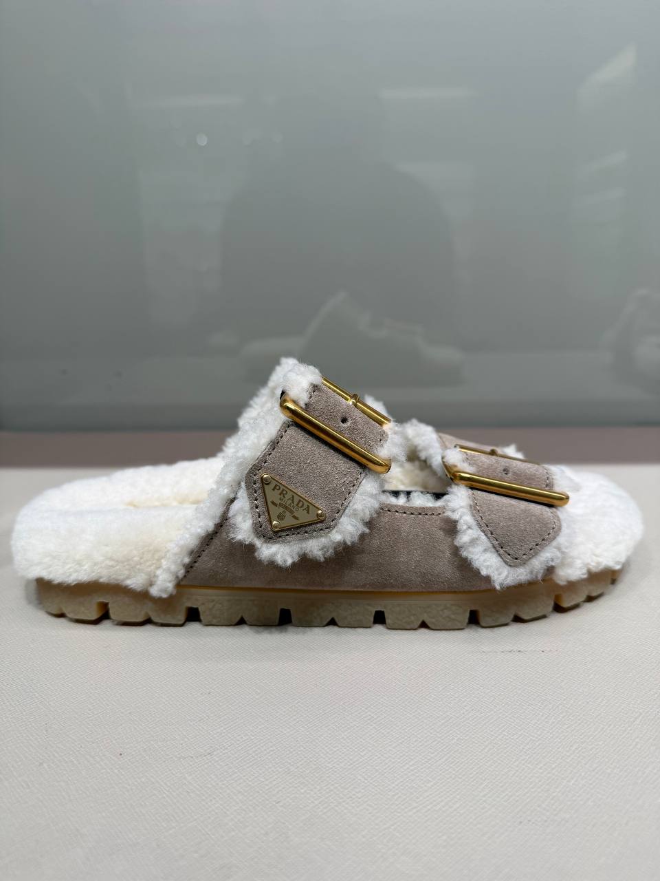 Сабо женские Prada с овчиной