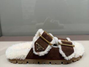 Шлепанцы с мехом Prada Prada