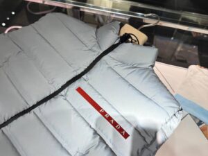 Пуховый жилет Prada Linea Rossa — фото 1 Пуховый жилет Prada Linea Rossa