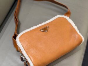 Сумка Prada с овчиной Prada