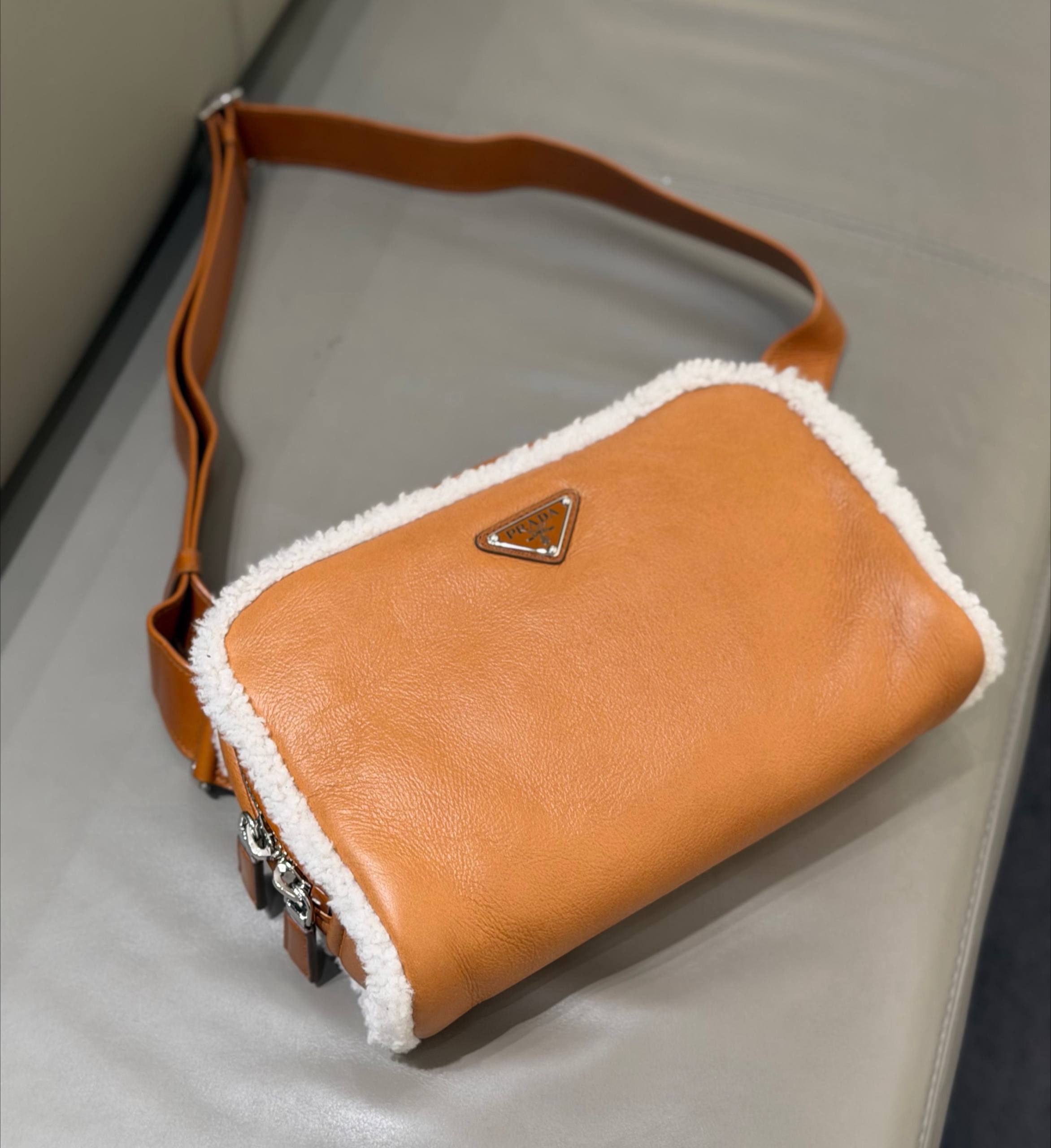 Сумка Prada с овчиной Prada